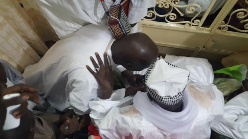 Touba: Idy fond en larmes devant le Khalife général des Mourides Touba: Idy fond en larmes devant le Khalife général des Mourides