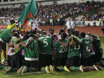 Les Zambiens fêtent leur victoire à la CAN 2012. REUTERS/Louafi Larbi