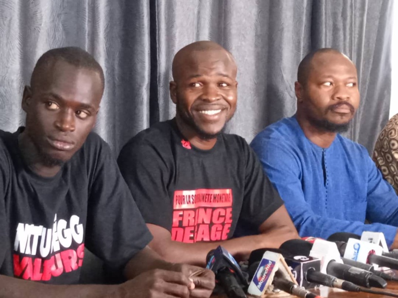 Les membres des mouvements Nitou Deug et Frapp/France Dégage annoncent une marche devant le ministère de la Santé Les membres des mouvements Nitou Deug et Frapp/France Dégage annoncent une marche devant le ministère de la Santé