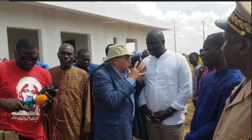 Le ministre de l'Urbanisme (en chemise blanche) mardi 14 octobre 2019 en visite à Notto Diobass Le ministre de l'Urbanisme (en chemise blanche) mardi 14 octobre 2019 en visite à Notto Diobass