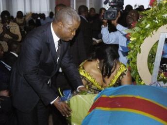 Le Premier ministre de RDC Adolphe Muzito rend hommage à Augustin Katumba Mwanke lors d'une cérémonie à sa mémoire, au palais du Peuple, à Lingwala, le 13 février 2012. AFP / Augustin Katumba Mwanke
