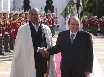 Le président tunisien avec Abdelaziz Bouteflika lors de sa première visite en Algérie, le 12 février 2012. REUTERS/Ramzi Boudina