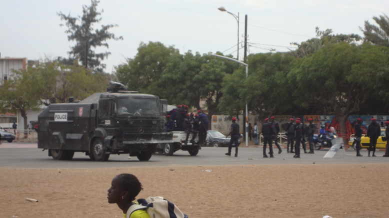 PHOTOS Obélisque : La police Fait du "Fanane" à la place de "Y en a marre"