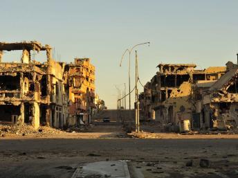 Des bâtiments en ruine dans un quartier de la ville de Syrte, le 21 octobre 2011. REUTERS/Esam Al-Fetori