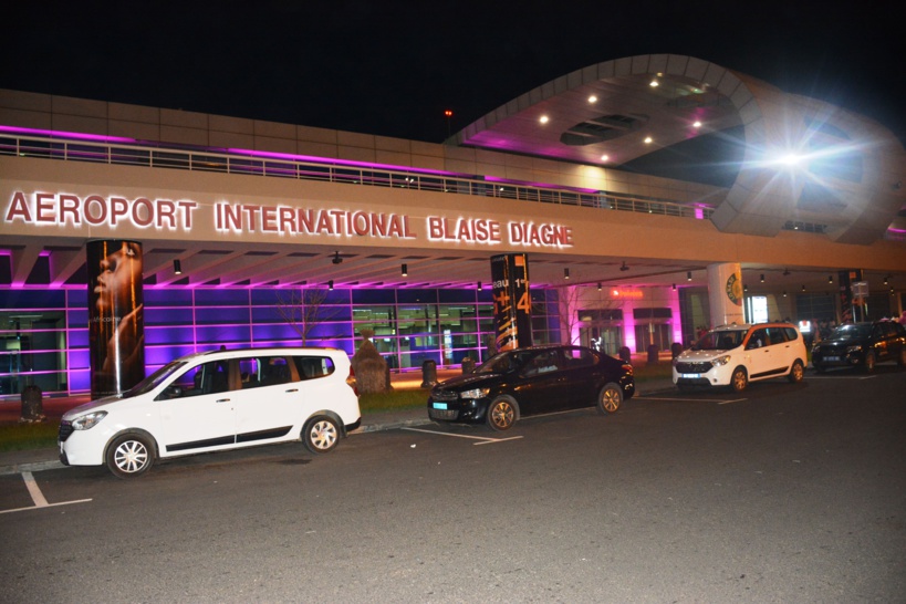 Octobre rose : Illumination de l’aérogare de l’aéroport Dakar Blaise Diagne en rose pour conscientiser