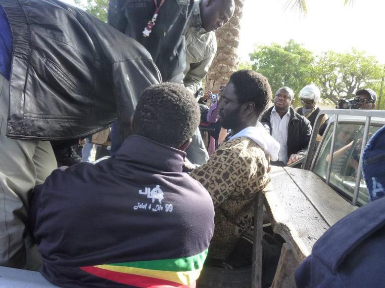 VIDEO & DIAPO Obélisque, Comment Simon, Kilifeu et autres de "Y’en a marre" ont été arrêtés et évacués