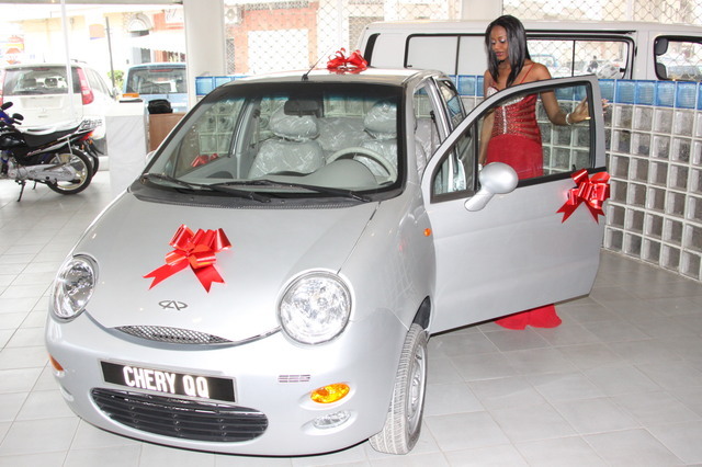 Penda Ly Miss Sénégal montant dans sa nouvelle voiture