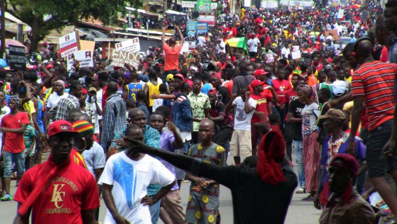 Les opposants à une modification de la Constitution défilent en nombre à Conakry