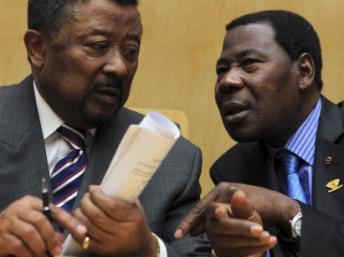 Addis-Abeba, 31 janvier 2012. Jean Ping, président de la Commission de l'Union africaine (à g.) et le président ivoirien Thomas Boni Yayi, qui vient de prendre la présidence tournante de l'organisation. © Reuters/Noor Khamis