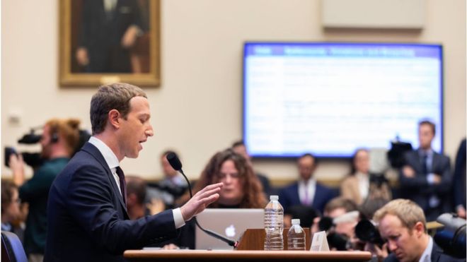 Le patron de Facebook, accusé de "favoriser la désinformation"