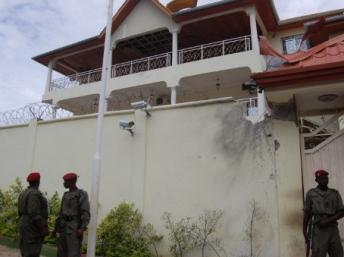 Des soldats devant la résidence du président Alpha Condé, attaquée le 19 juillet 2011. AFP PHOTO/CELLOU DIALLO