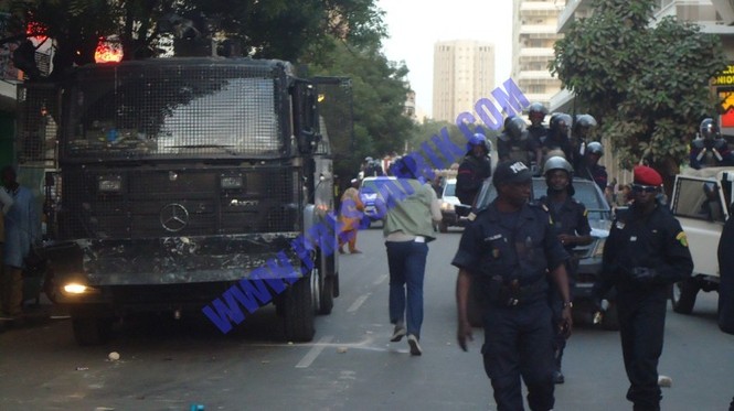 VIDEO & PHOTOS: Sénégal: échauffourées entre policiers et opposants à Dakar