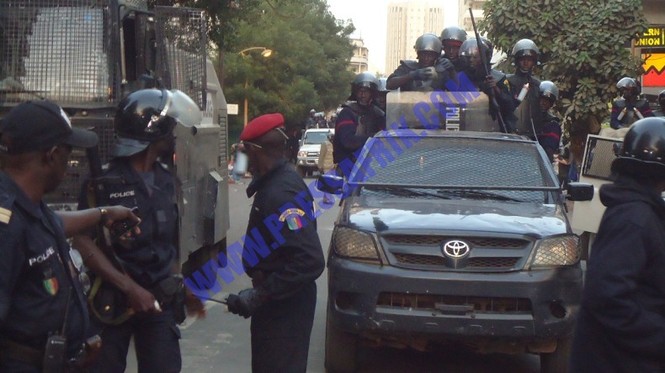 VIDEO & PHOTOS: Sénégal: échauffourées entre policiers et opposants à Dakar