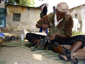 Un jeune shebab nettoie son arme à Mogadiscio le 21 juillet 2009. (Photo : Omar Faruk/Reuters)