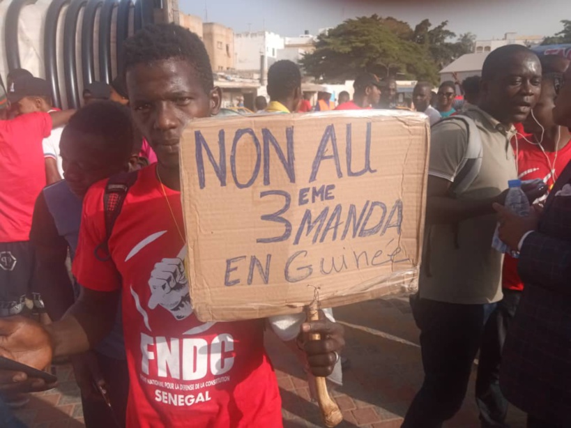Dakar: des centaines de personnes, majoritairement des ressortissants guinéens manifestent contre Alpha Condé