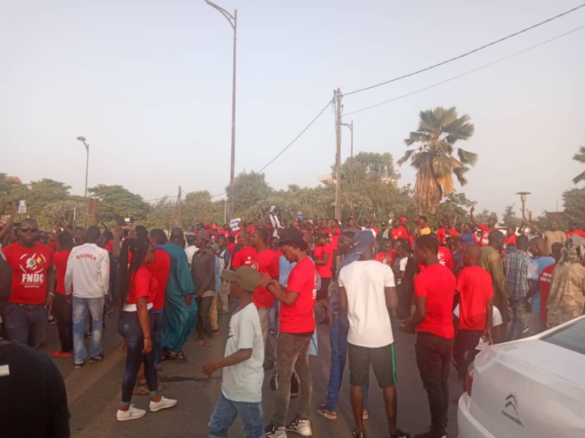 Dakar: des centaines de personnes, majoritairement des ressortissants guinéens manifestent contre Alpha Condé Dakar: des centaines de personnes, majoritairement des ressortissants guinéens manifestent contre Alpha Condé