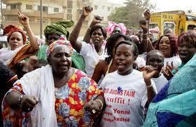 Présidentielle 2012 : Un groupe de femmes marchent à la RTS pour contester la candidature de Wade