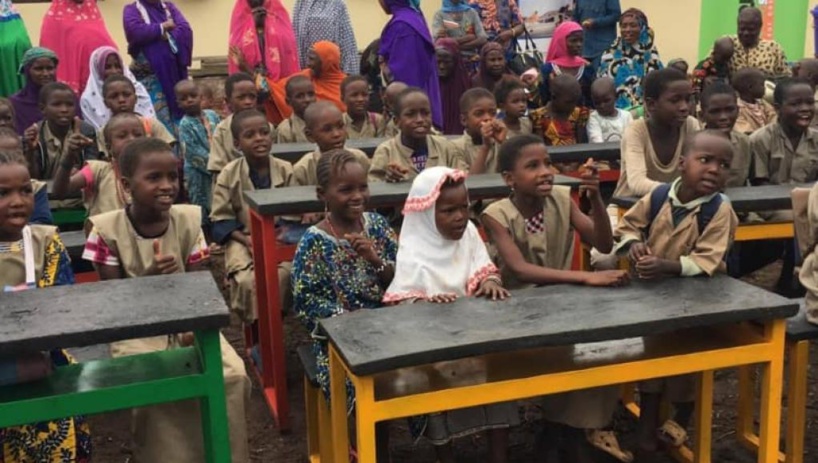 Des bancs d’école en plastique recyclé Des bancs d’école en plastique recyclé