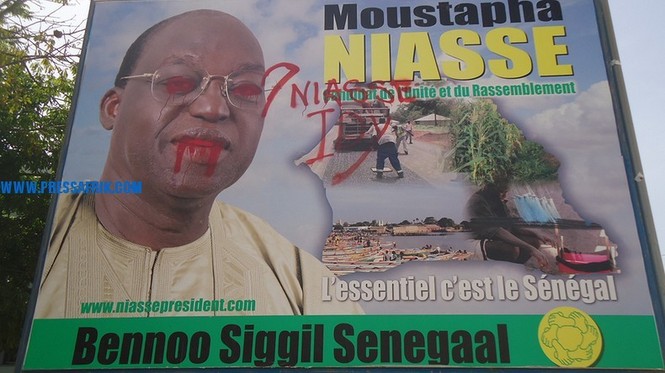 Sénégal - Badigeonnage des affiches : Le candidat Moustapha Niasse maquillé en vampire