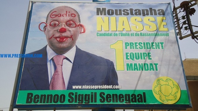 Sénégal - Badigeonnage des affiches : Le candidat Moustapha Niasse maquillé en vampire