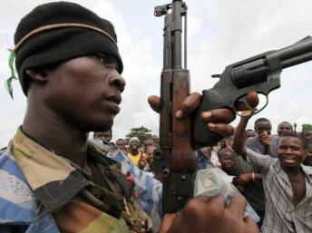 Un soldat des FRCI le 27 avril 2011 dans le quartier d'Abobo, à Abidjan. REUTERS/Luc Gnago
