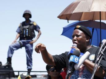 Julius Malema s'adressant à des mineurs à Rustenburg le 28 février dernier, a été exclu ce mercredi 29 février 2012 de l'ANC. Reuters / Siphiwe Sibeko