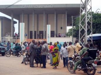 Lomé, le 1er septembre 2011, devant le tribunal qui juge 33 personnes accusées de tentative de coup d'État. © AFP/Emile Kouton
