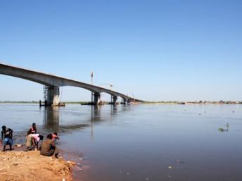 Vue d'une berge du Zambèze. Kamera.mocubassa.net)