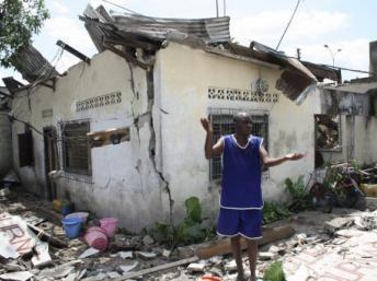 Maisons détruites par l'incendie qui a suivi l'explosion d'un dépôt d'armes dans le quartier de Mpila, spectacle d'apocalypse dans la capitale congolaise, le 4 mars 2012. AFP/Guy-Gervais Kitina