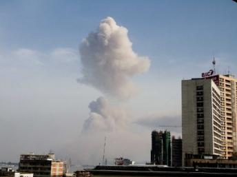 Au Congo, le panache de fumée généré par les explosions au-dessus de Brazzaville est photographié depuis Kinshasa, le 4 mars 2012. AFP Photo/Marc Hofer