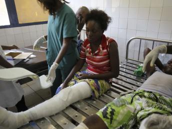 Une femme est traitée à l'hôpital central, après une série d'explosions dans le quartier Mpila à Brazzaville, le 5 mars 2012. REUTERS/Jonny Hogg
