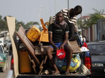 Des habitants déménagent leurs affaires après une série d'explosions qui a détruit des maisons et des bâtiments à Mpila, un quartier de Brazzaville, le 5 mars 2012. REUTERS/Jonny Hogg