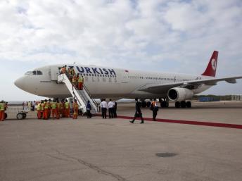 Un Boeing 737-800 de Turkish Airlines après son arrivée à l'aéroport international de Mogadiscio, le 6 mars, 2012. REUTERS/Ismail Taxta
