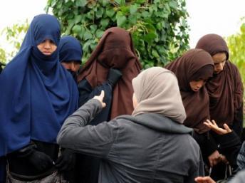 Des étudiantes portant le niqab devant l'université Manuba de Tunis, le 7 mars 2012 FETHI BELAID / AFP TUNISIA