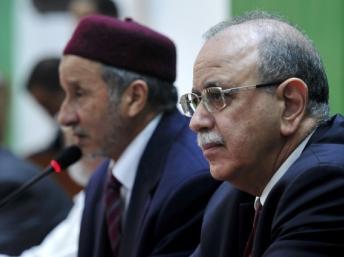 Le Premier ministre libyen Abdelrahim El-Keib (à droite) et Moustapha Abdeljalil, le président du CNT, à Benghazi, le 26 décembre 2011. REUTERS/Esam Al-Fetori