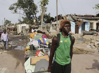 Un habitant déplace ses effets personnels du quartier de Mpila, touché dimanche 4 mars par une série d'explosions dans un dépôt de munitions. REUTERS/Jonny Hogg