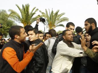Des heurts ont éclatés entre salafistes et étudiants de l'université de Manouba, près de Tunis, le 29 novembre 2011. REUTERS/Zoubeir Souissi