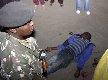 Un policier monte la garde devant le corps d'un homme tué après l'attentat à la grenade, samedi 10 mars 2012, à Nairobi. Reuters / Stringers