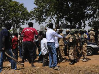 Les forces de sécurité face aux habitants de Jos en colère après l'attentat-suicide contre une église catholique qui a fait au moins 10 morts ce dimanche 11 mars 2012. Reuters / Stringer