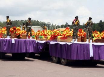 Les cercueils de 158 victimes de l’explosion d’un dépôt de munitions à Brazzaville arrivent au Palais des Congrès pour l’hommage officiel, le 11 mars 2012. AFP PHOTO/GUY GERVAIS KITINA
