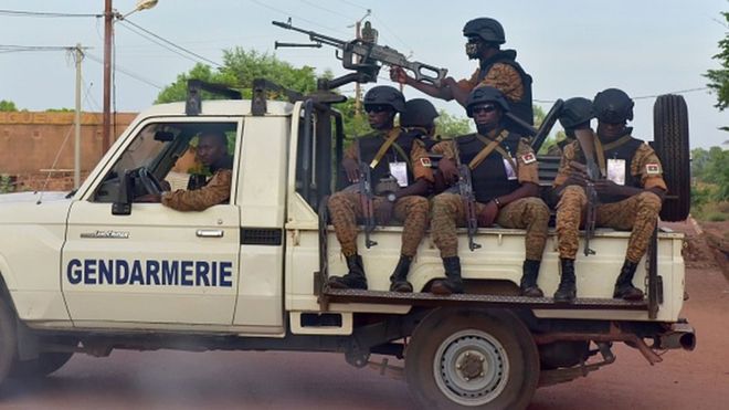 Dix-huit assaillants et un gendarme tués au Burkina