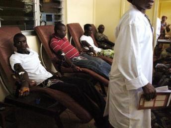 Une collecte de sang à Brazzaville, le lundi 12 mars 2012, pour aider les blessés de l'explosion du 4 mars dernier. AFP / Junior D. kannah