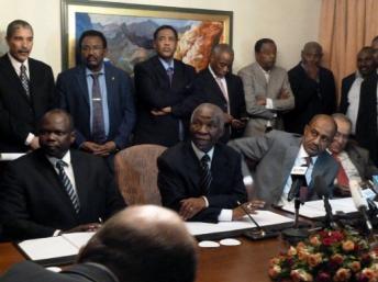 Pagan Amum (g), négociateur en chef du Soudan du Sud, Thabo Mbeki (c), représentant de l'Union africaine, Idriss Abdul Gadir, chef de la délégation soudanaise, lors de leur rencontre à Addis-Abeba, le 13 mars 2012. AFP / Jenny Vaughan