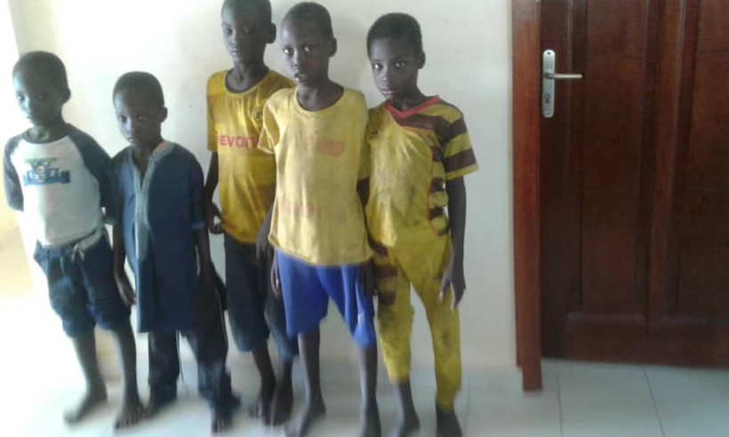 Les images choquantes des enfants avec des chaînes de fer aux pieds au Daara de Koki à l’arrestation du Oustaz Khadim Gueye Les images choquantes des enfants avec des chaînes de fer aux pieds au Daara de Koki à l’arrestation du Oustaz Khadim Gueye