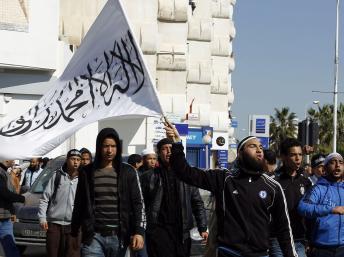 Des Tunisiens réclamant l’instauration de la charia ont manifesté à Tunis, le 16 mars 2012. REUTERS/Zoubeir Souissi