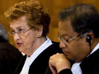 Le juge Raymond Ranjeva (D) au tribunal de La Haye, Pays-Bas, le 08 septembre 2010. AFP PHOTO / KOEN VAN WEEL