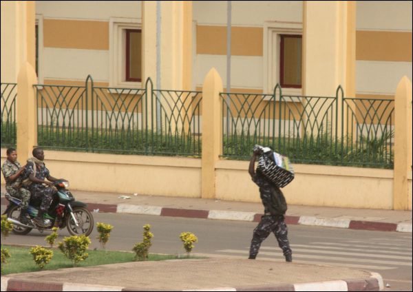 Coup d'État au Mali : scènes de pillages à Bamako, le pays plonge dans l'inconnu