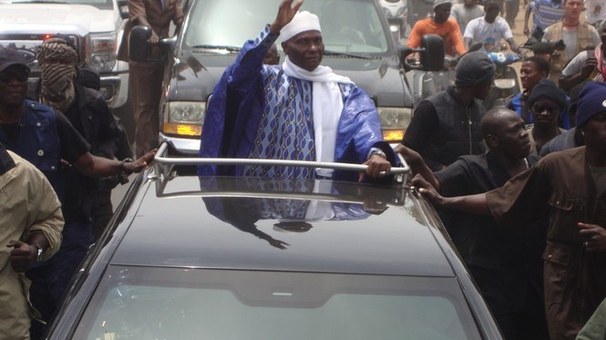 Wade appelle Macky Sall pour le féliciter, selon la Radio nationale.