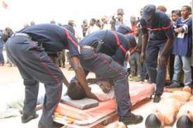 Les sapeurs-pompiers récupèrent le corps d’un individu sur la Corniche
