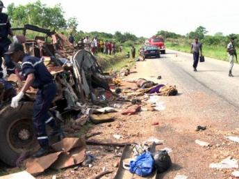 Les équipes de secours sur les lieux de l’accident. Bouaké, le 27 mars 2012. Photo AFP/Fatai